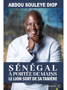 Sénégal A PORTEE DE MAINS LE LION SORT DE SA TANIERE